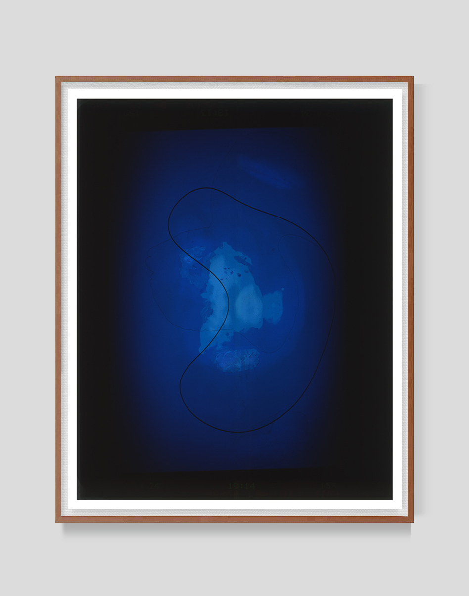 film068 - 불특정한 대상을 촬영한 아날로그 필름을 변형 시키거나 후조작 하여 전혀 다른 문법의 이미지로 변화 시킨 작품입니다.