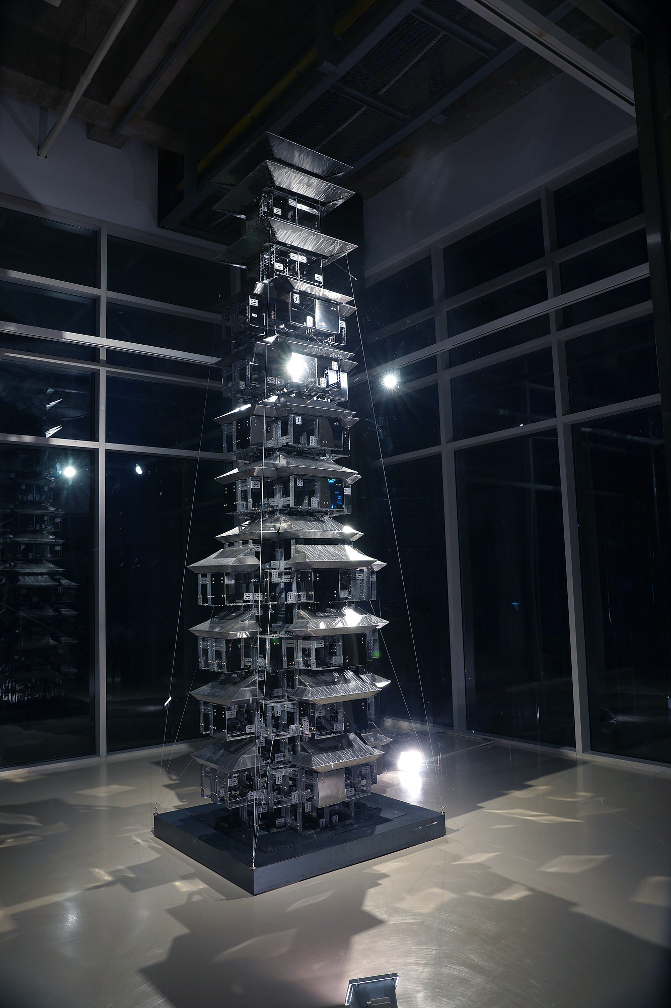 봉산십층철탑 / Fastener와 스테인레스 스틸미러를 이용하여 원각사지십층석탑을 현대적으로 재해석한 작품