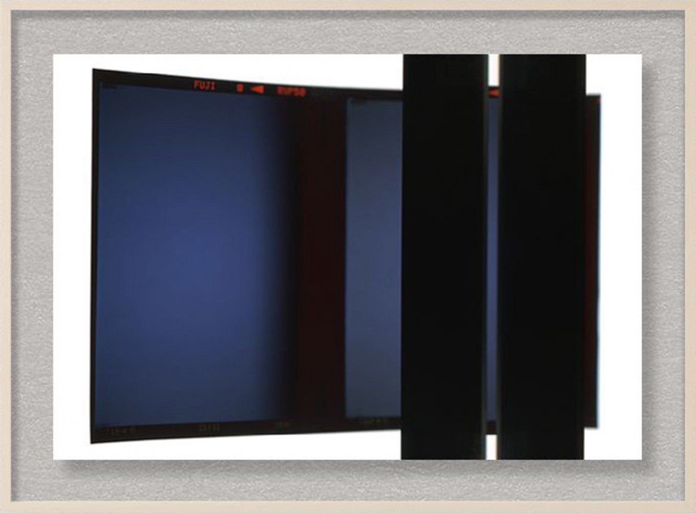 film062-1 - 불특정한 대상을 촬영한 아날로그 필름을 변형 시키거나 후조작 하여 전혀 다른 문법의 이미지로 변화 시킨 작품입니다.