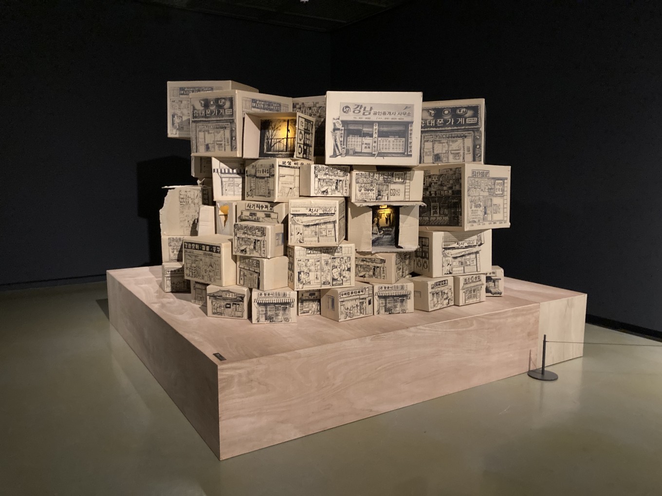 김서울_하강의상자_택배박스에실크스크린, 조명_가변설치_2021