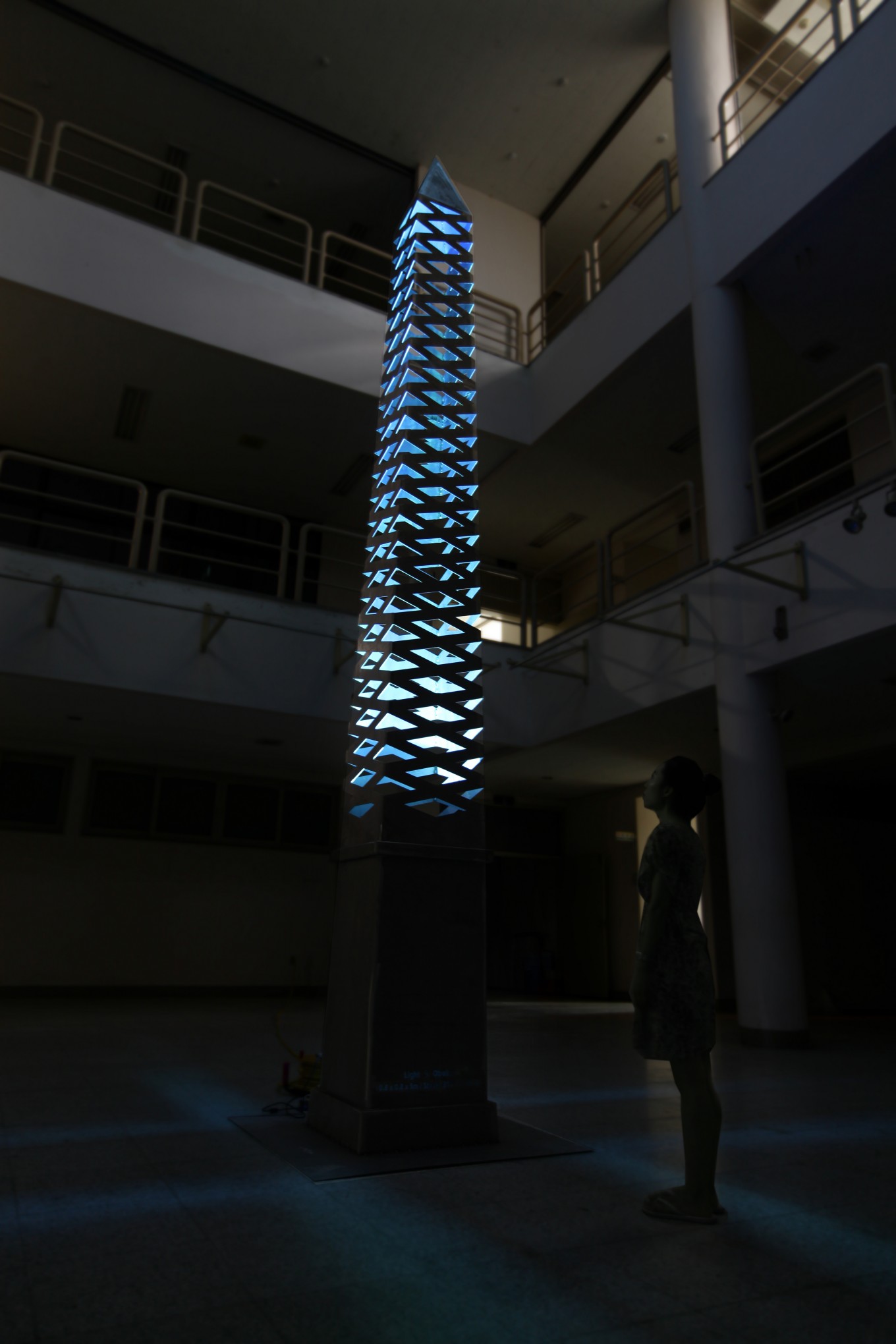 Light &#038;amp;  Obelisk / 오벨리스크를 현대적으로 재해석하여 만든 철 구조물과 빛의 영상을 결합한 작품