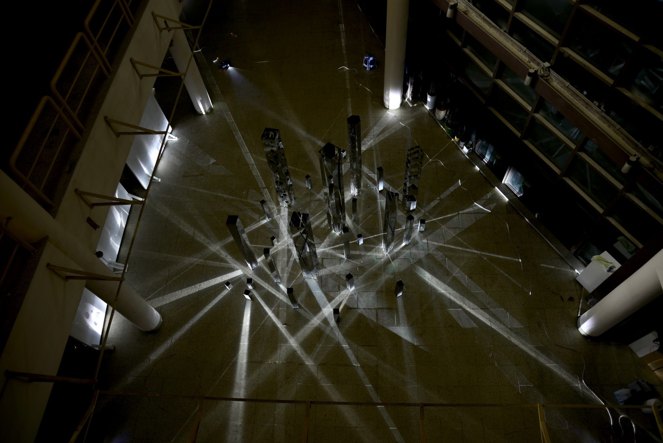 Sky line of light / 스테인레스 미러 재질의 수직 구조물 작품과 영상을 결합하여 반사되는 영상의 빛을 통한 빛의 공간으로 연출한 작품.