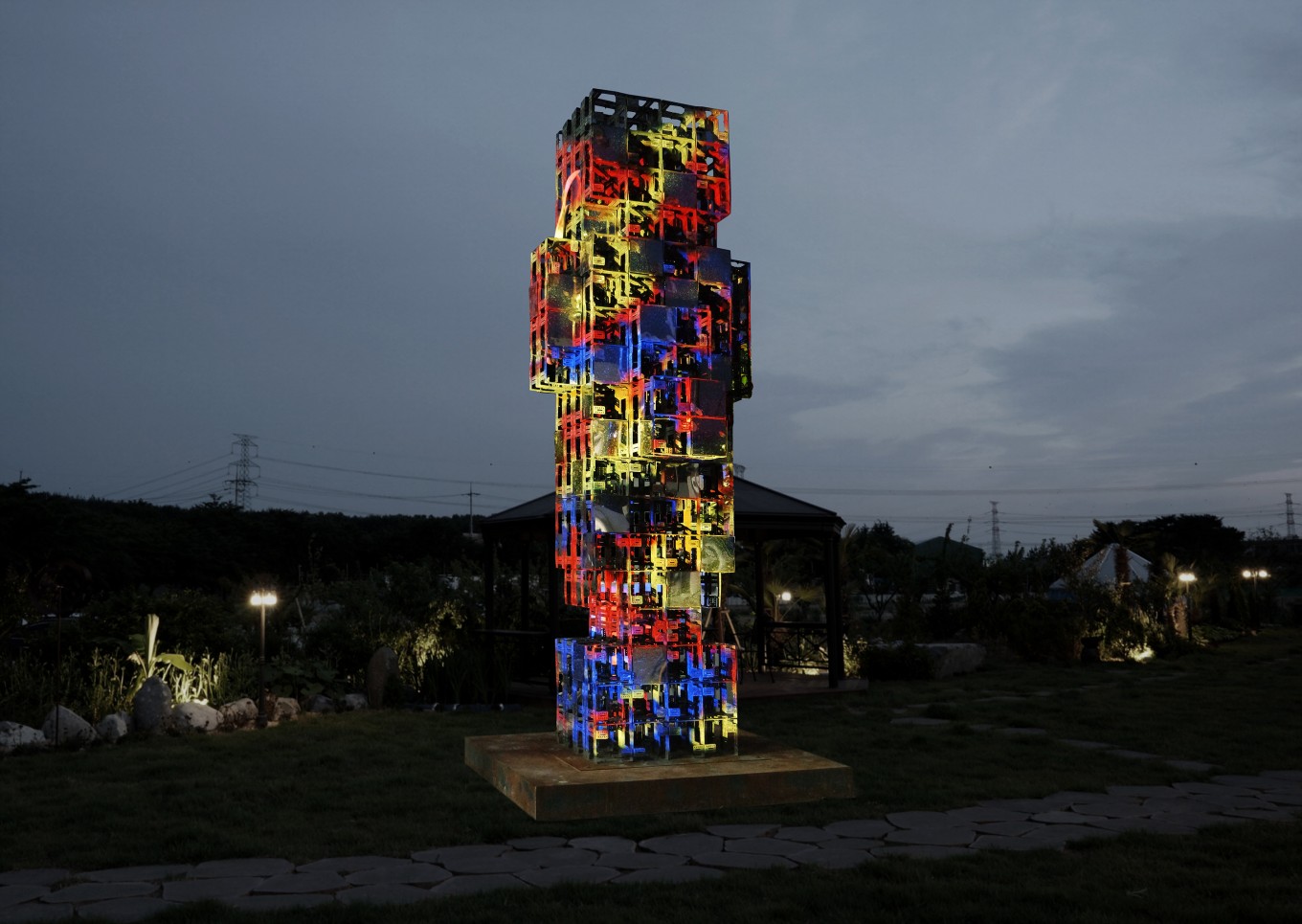 2018 Connection / Fastener와 스테인레스 스틸미러를 이용하여 사람의 얼굴 형태를 재해석하여 영상맵핑을 결합한 작품