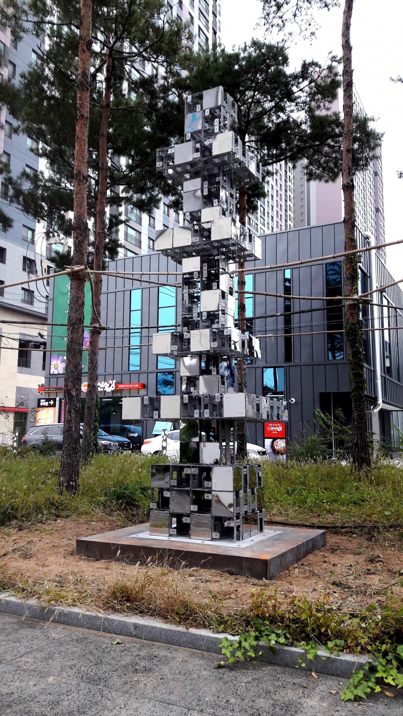 수창철탑 / Fastener와 스테인레스 스틸미러를 이용한 작품