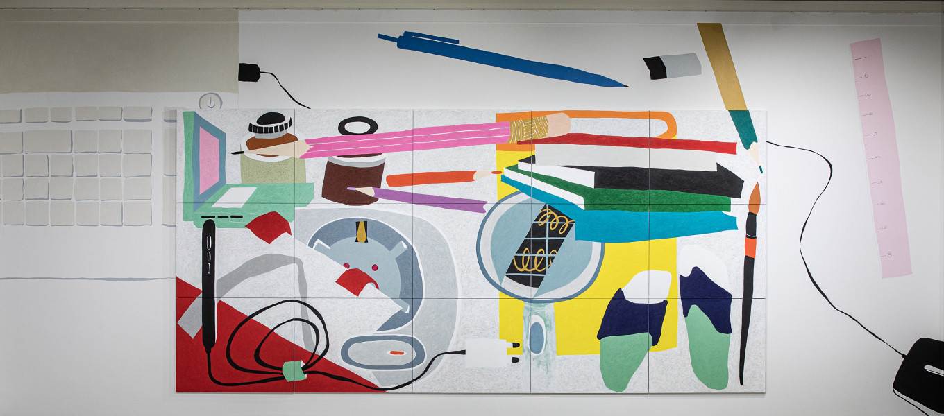 너희를 통해 나를 본다, 캔버스에 아크릴 과슈, 젤 미디움, 240x500cm, 2024 / 작가의 주변에 있는, 특히 작업할 때 주로 사용하고 근처에 있는 사물들을 조합하여 표현하였다. 사물을 표현했지만 작가의 자화상처럼 느껴지기도 하다.