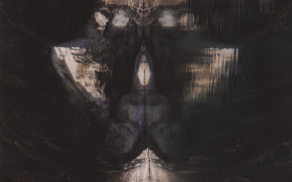 물에 반영된 형상을 세워서 투구를 쓴사람의 모습을 보게함.