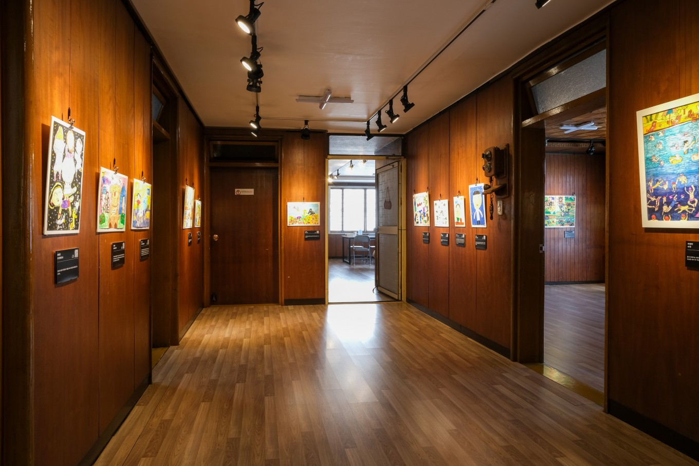 홀 전시실 / 푸르게 빛나는_장애아동미술전시